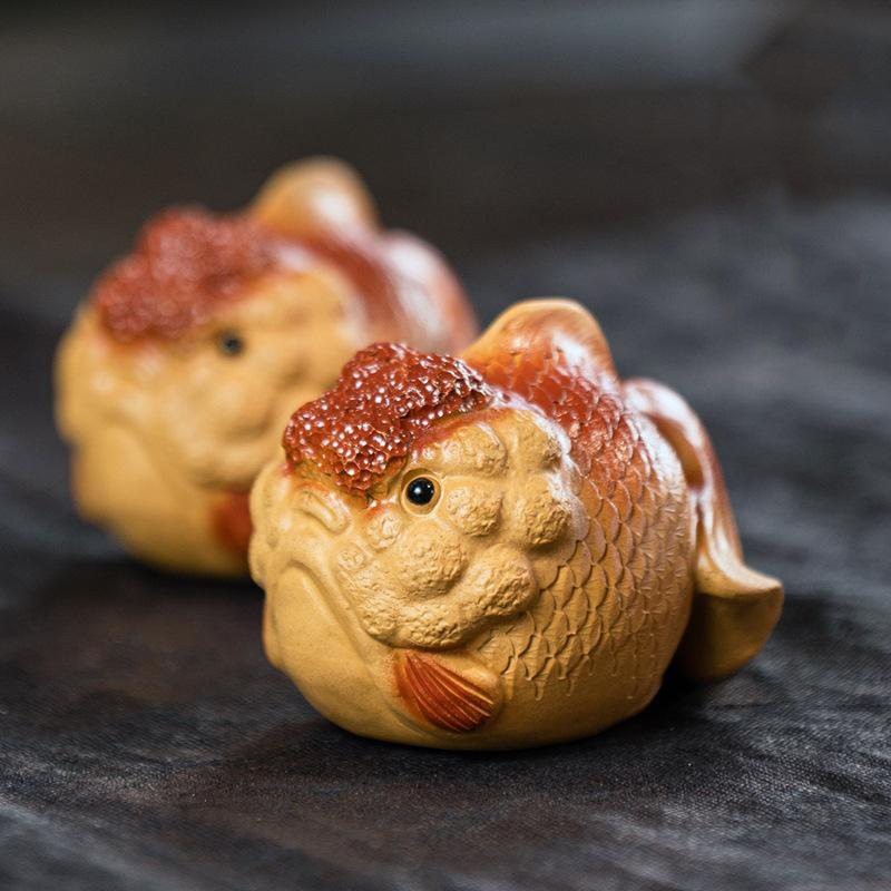 Une paire de mignons animaux de compagnie de thé de poisson rouge jaune Artisanat chinois fait à la main